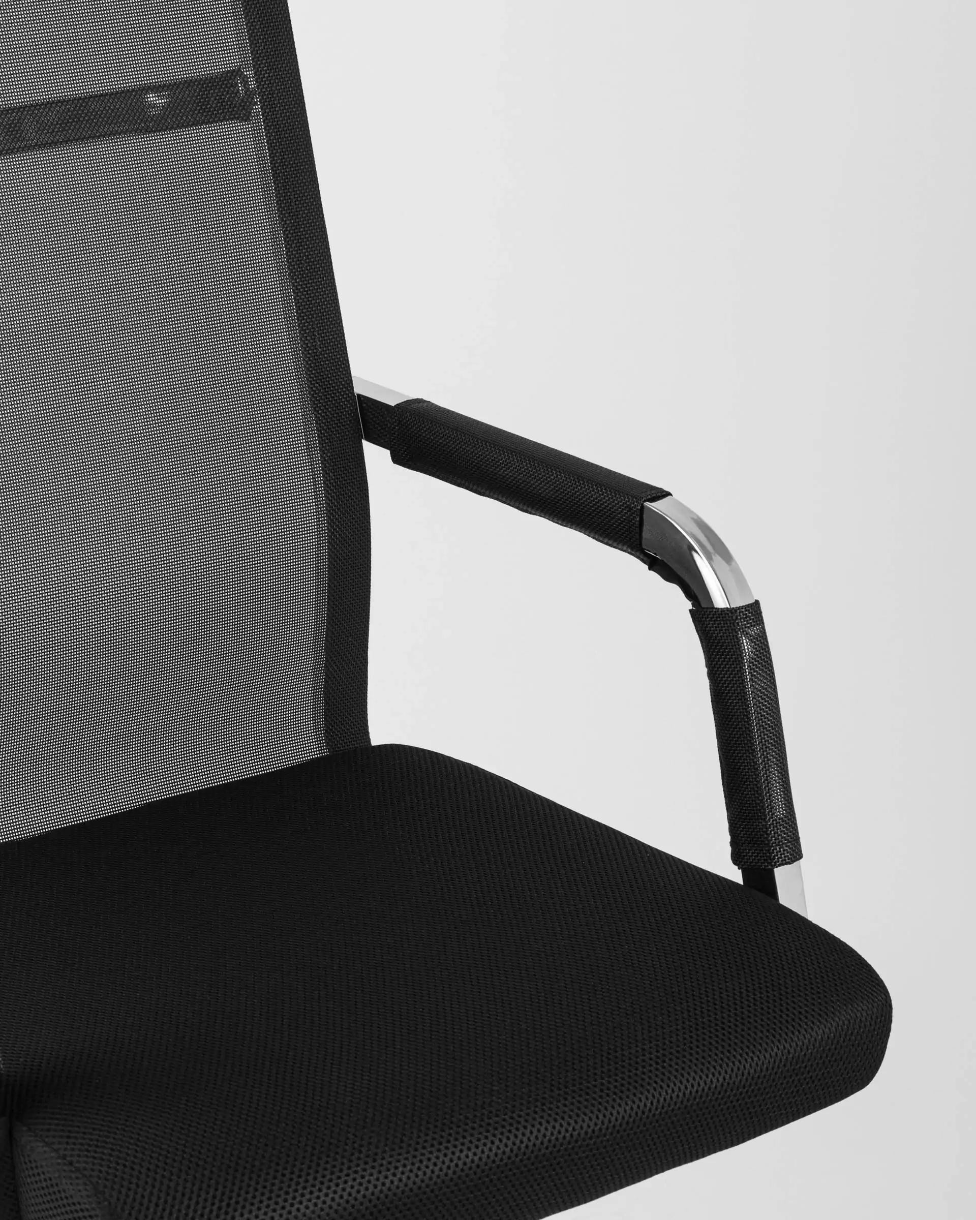 Кресло офисное TopChairs Clerk черное спинка сетка