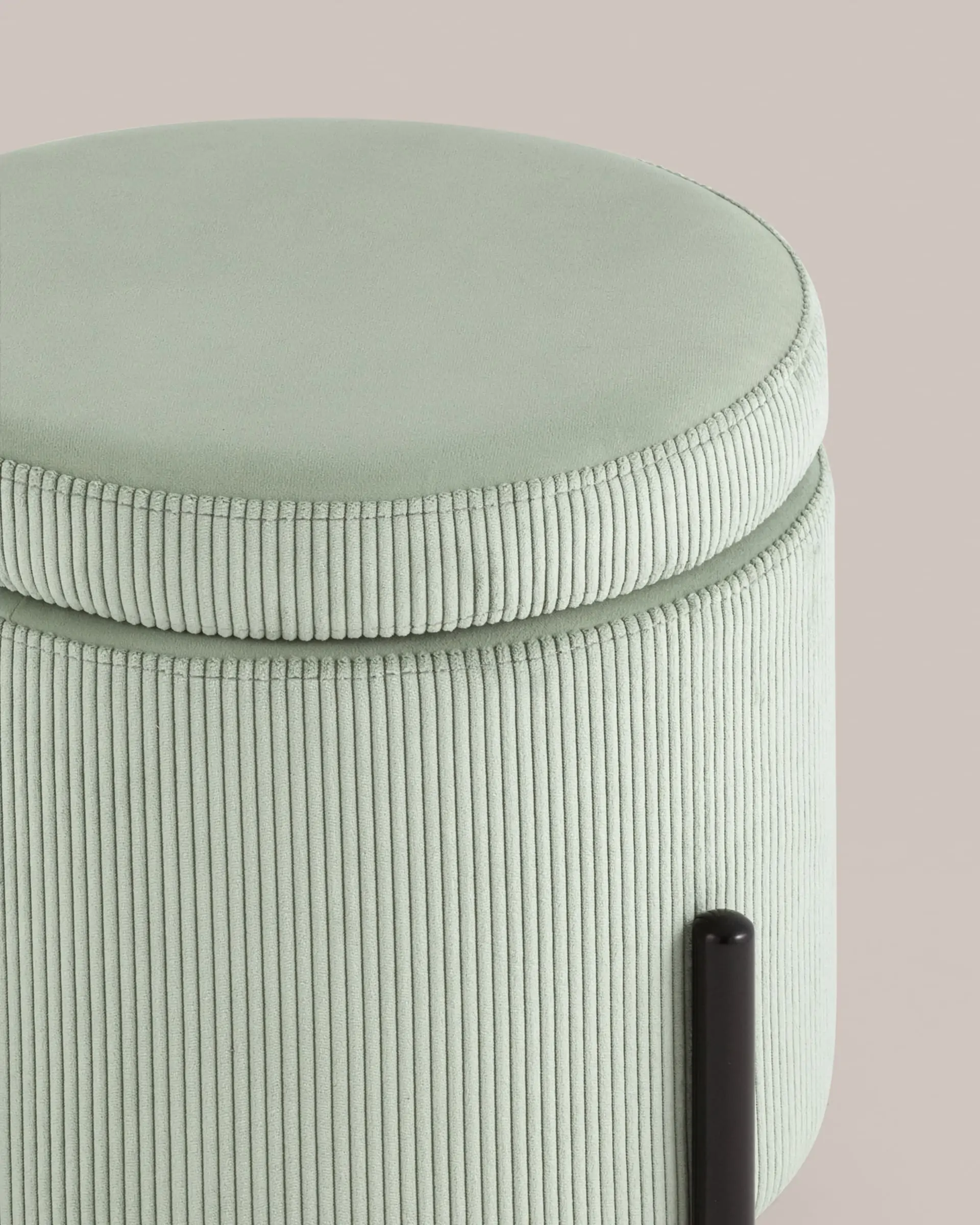 Пуф Дали с ящиком велюр бледно-зелёный на черных ножках