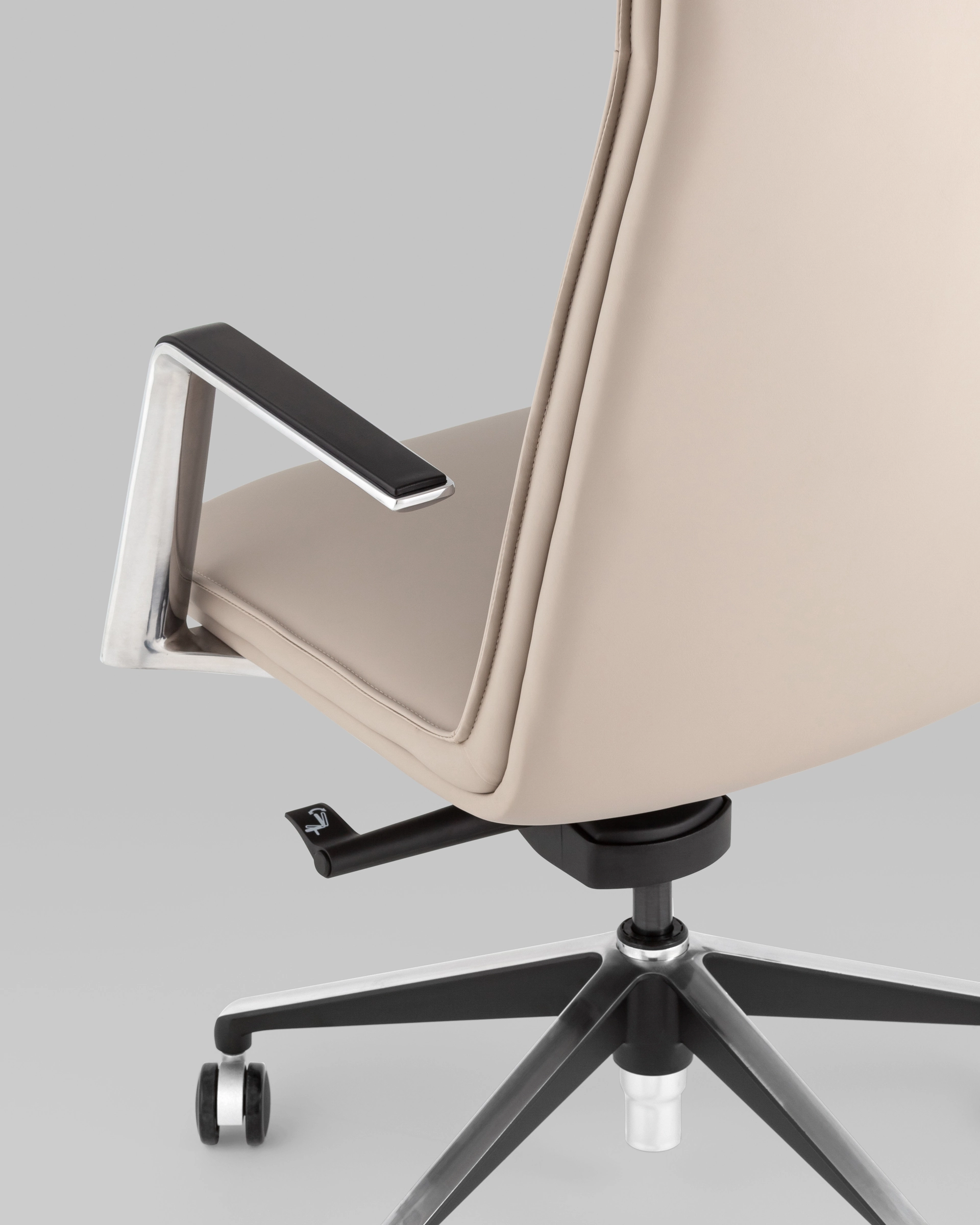 Кресло руководителя TopChairs Arrow светло-серый