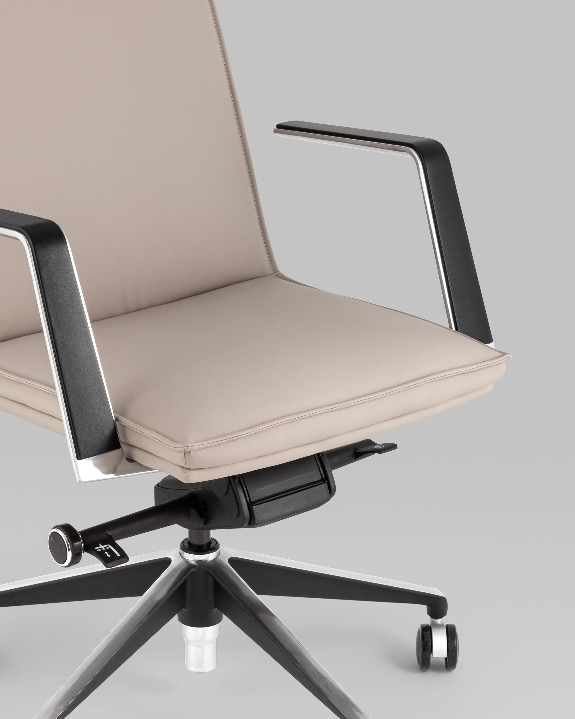 Кресло руководителя TopChairs Arrow светло-серый