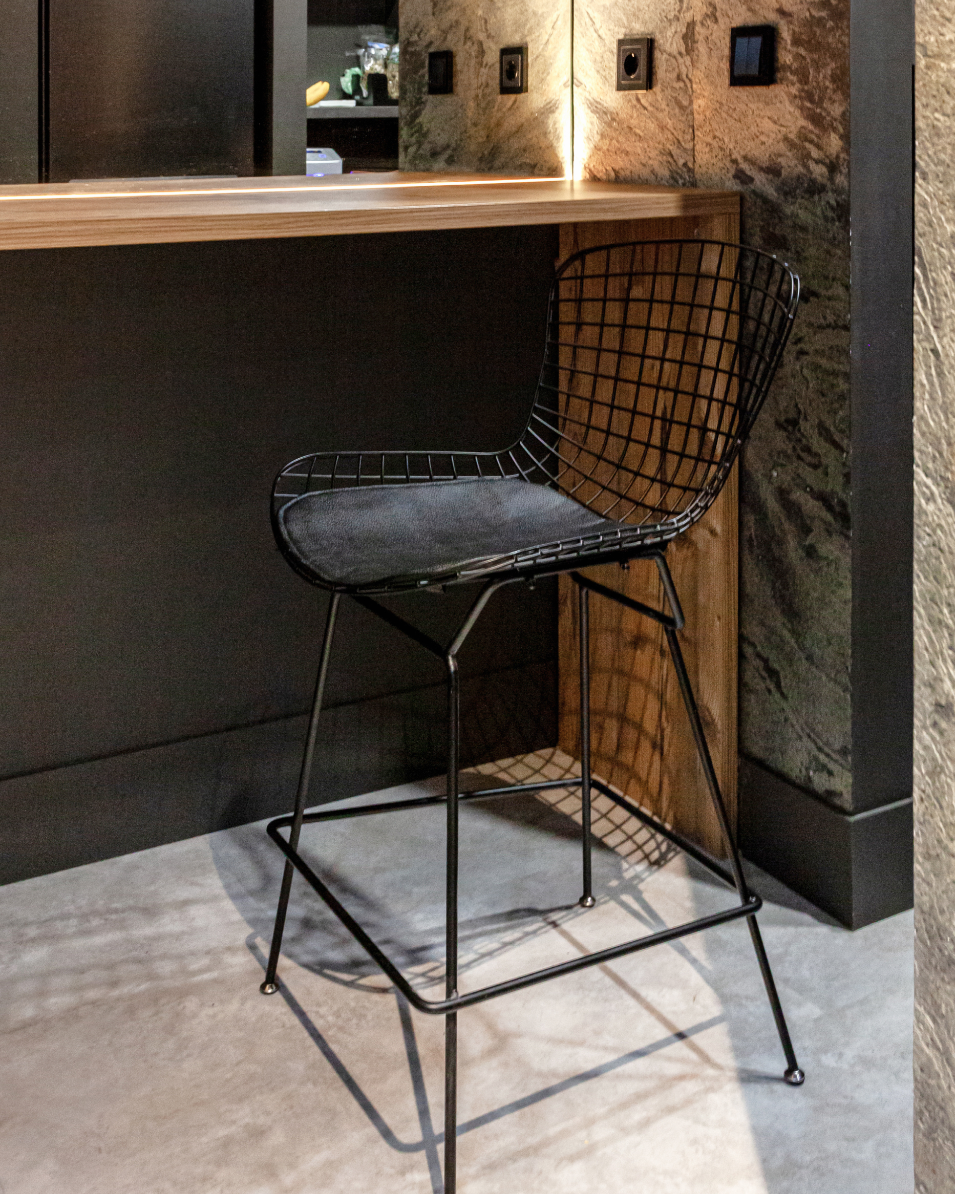 Стул полубарный с низкой спинкой Bertoia черный с черной подушкой
