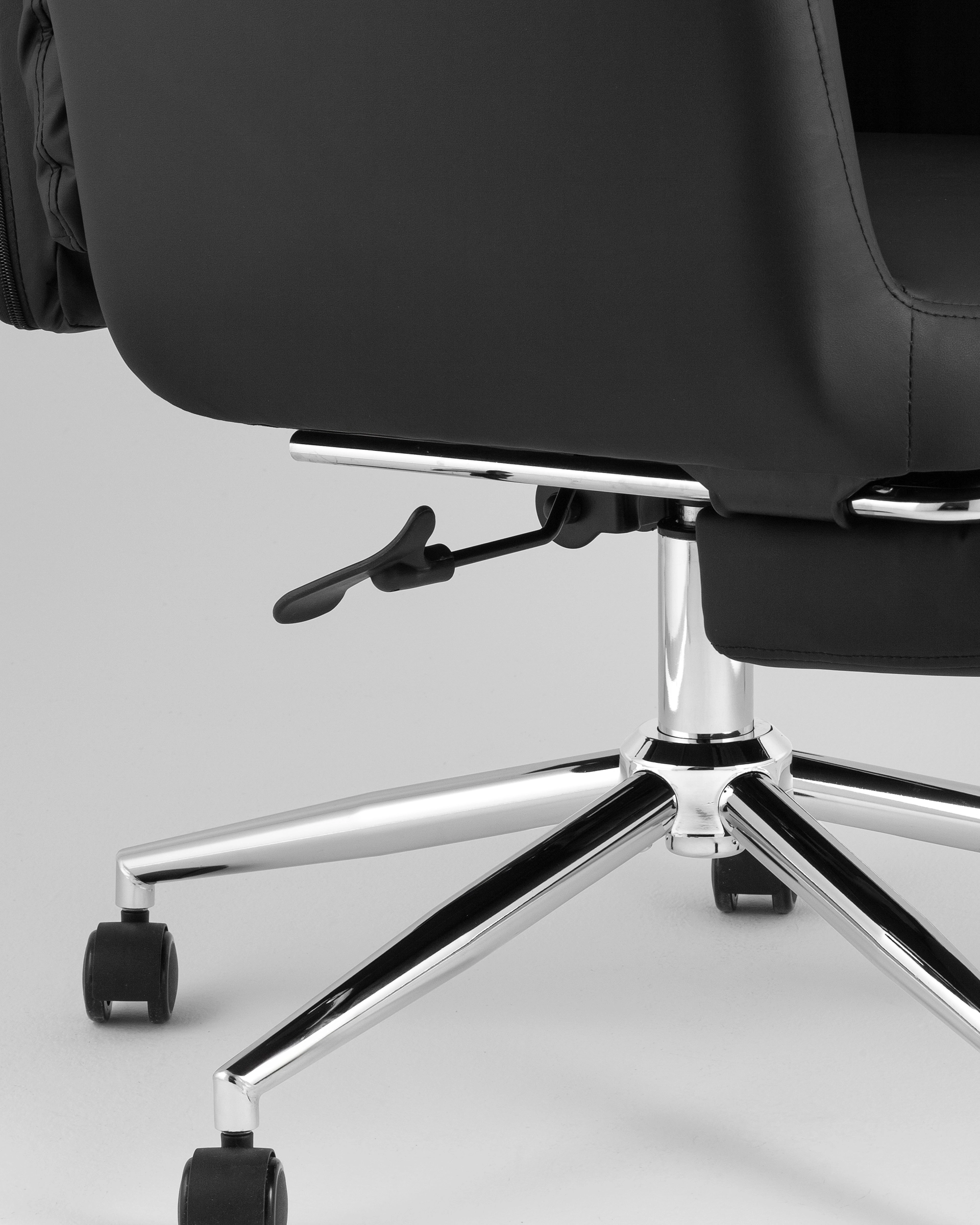 Кресло руководителя TopChairs Solid NC с оттоманкой черный