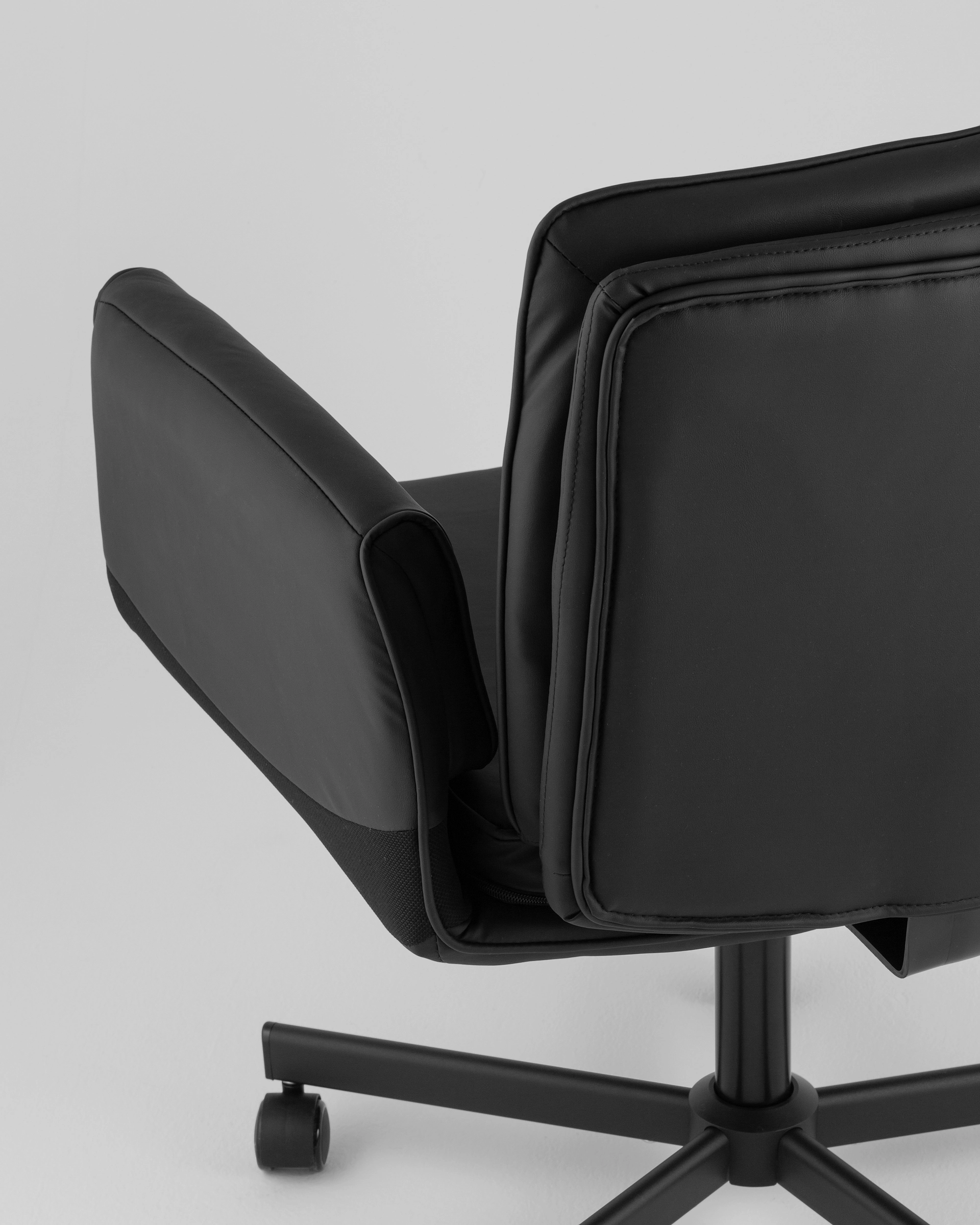 Кресло офисное TopChairs Foldo с откидными подлокотниками черное