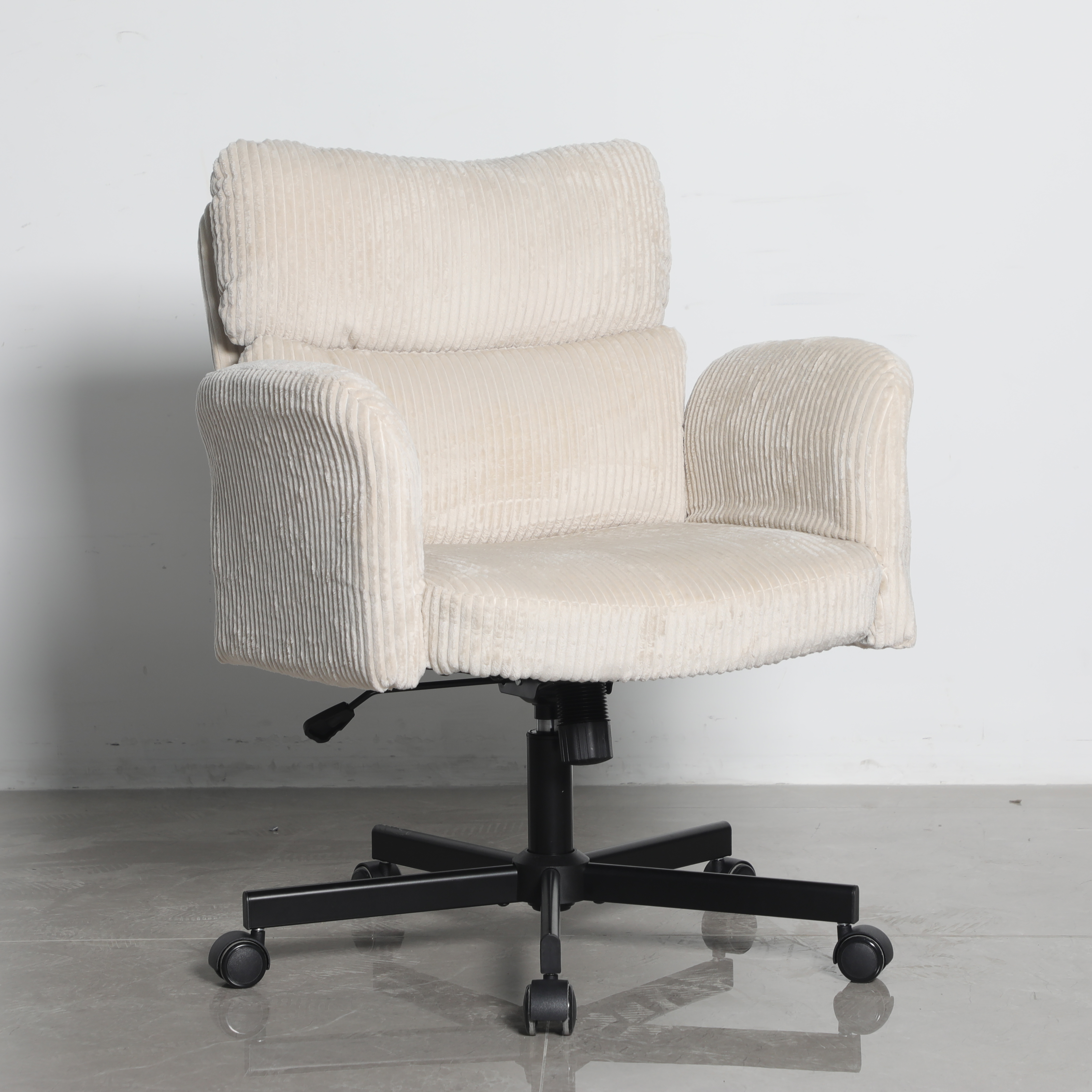 Кресло офисное TopChairs 6187 с откидными подлокотниками кремовый