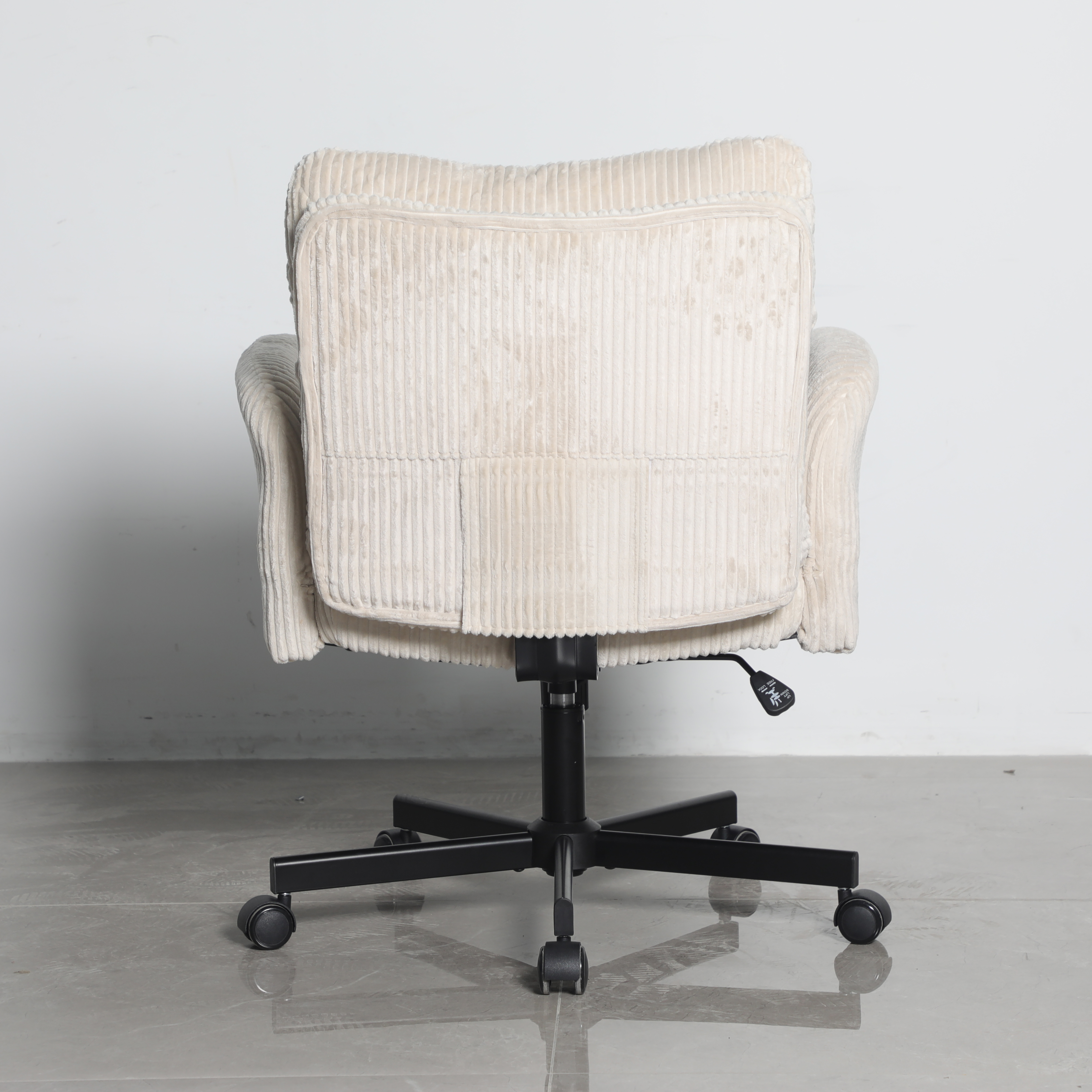 Кресло офисное TopChairs 6187 с откидными подлокотниками кремовый