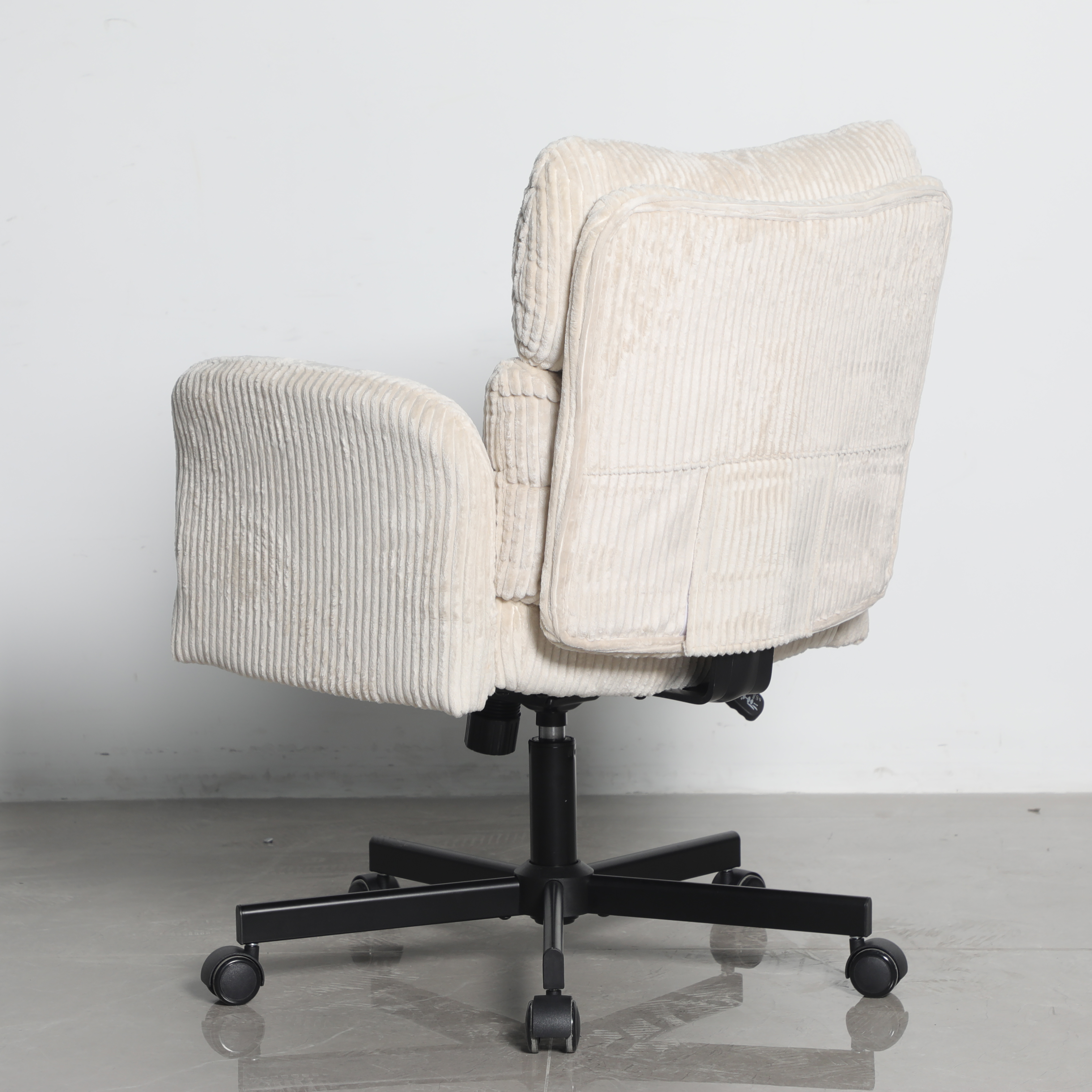 Кресло офисное TopChairs 6187 с откидными подлокотниками кремовый