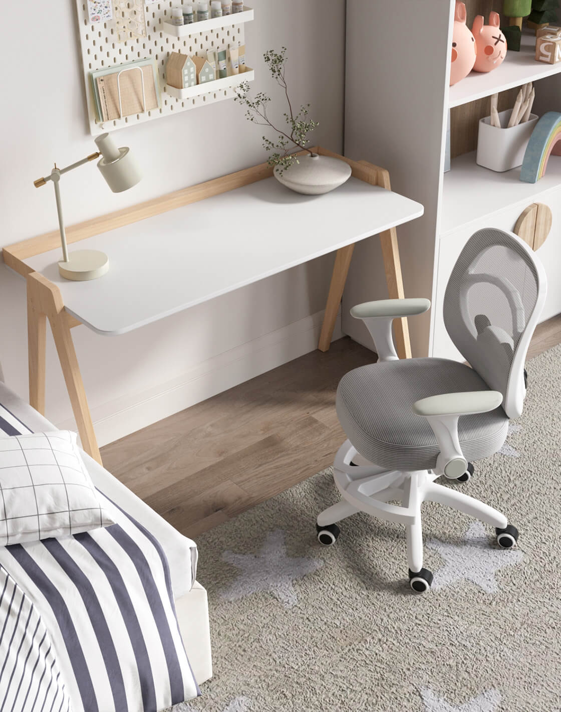 Лампа настольная Artis, Кресло TopChairs Panda, Стол письменный  Pyramid 